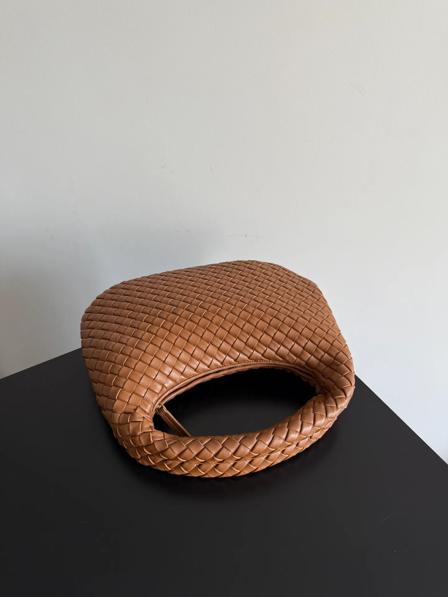 Batch 1720 BV Bottega Veneta's new early spring women's shoulder bag. The soft and delicate Hobo bag in small size is shipped! Many friends are waiting for this bag. It has a round shape and a large capacity. It can hold a 50-fold umbrella inside. Babies with a lot of daily items do not need to worry about the capacity of this bag. It is a practical bag for traveling and commuting. Although it is fluffy, it is soft and comfortable when carried on one shoulder. It has a modern and retro feel. Model No.: 856736 Size: 35*21*5cm